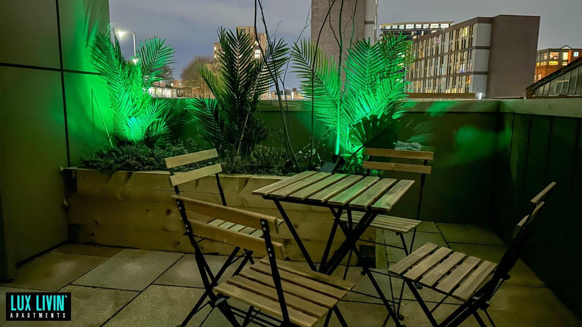 Lux Livin' Apartments - Luxury 2 Bed Apartment With Sky Garden Манчестер Номер фото