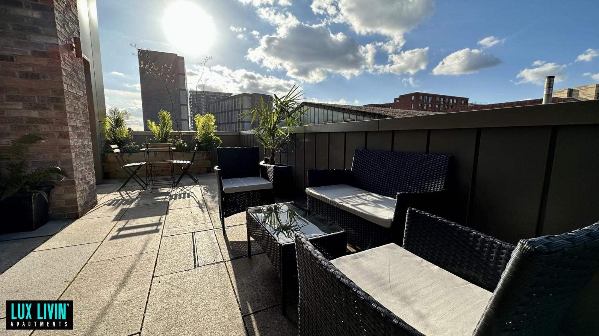 Lux Livin' Apartments - Luxury 2 Bed Apartment With Sky Garden Манчестер Номер фото
